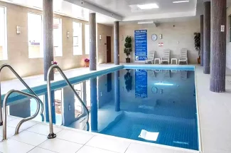 hotel-swimming-pool-of-comfort-hotel-bayers-lake-nova-scotia